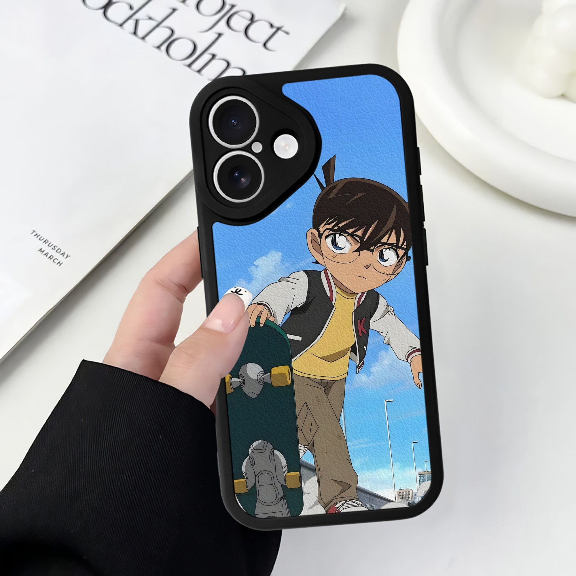 （画像用） 名探偵コナン Detective Conan 【iPhone 16シリーズ対応】シリコンスマホケース（レザー調） 材質：シリコン